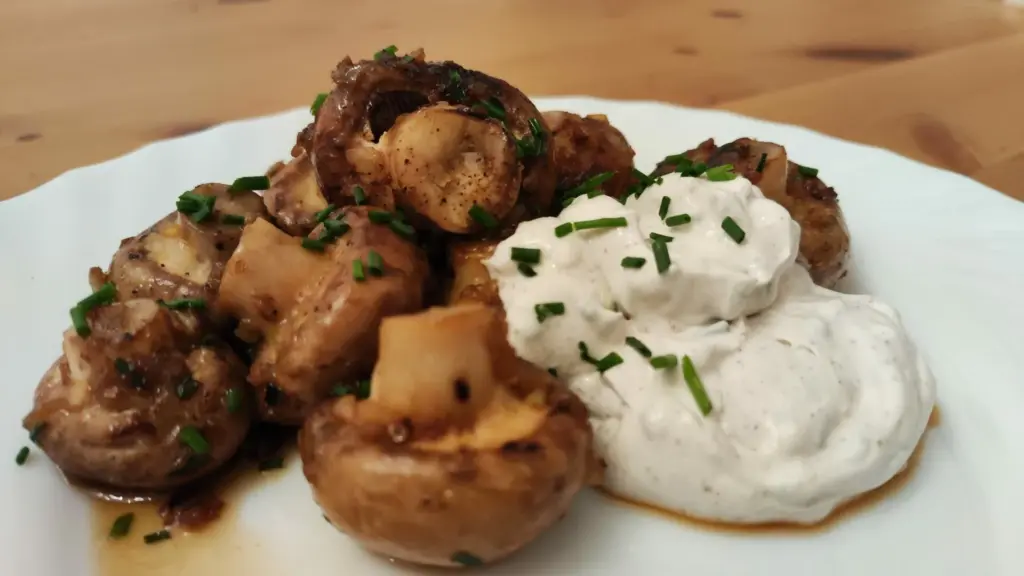 Champignons wie auf dem Weihnachtsmarkt + Dip