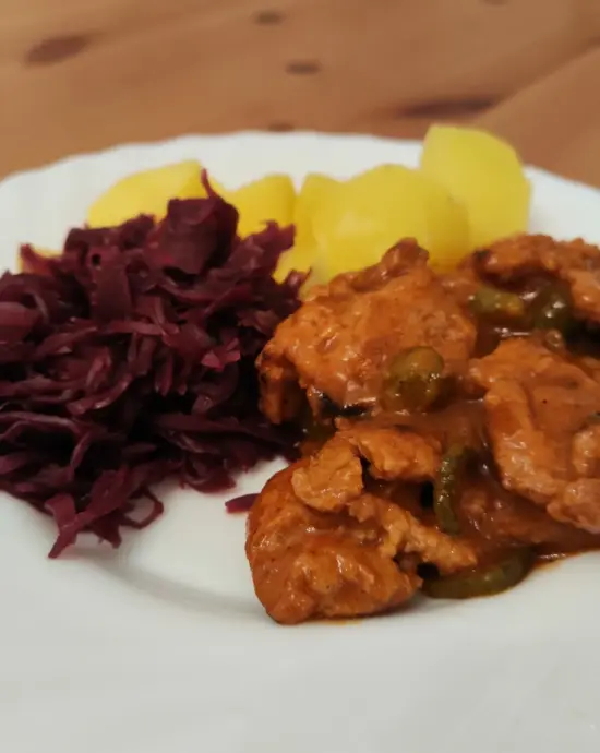 Ein Teller voll mit Gulasch