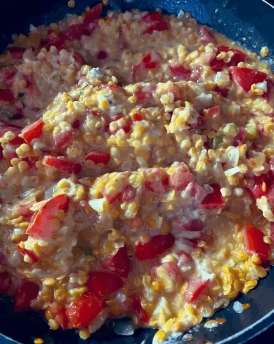 Vegane Pasta mit roter Linsensauce und frischem Basilikum