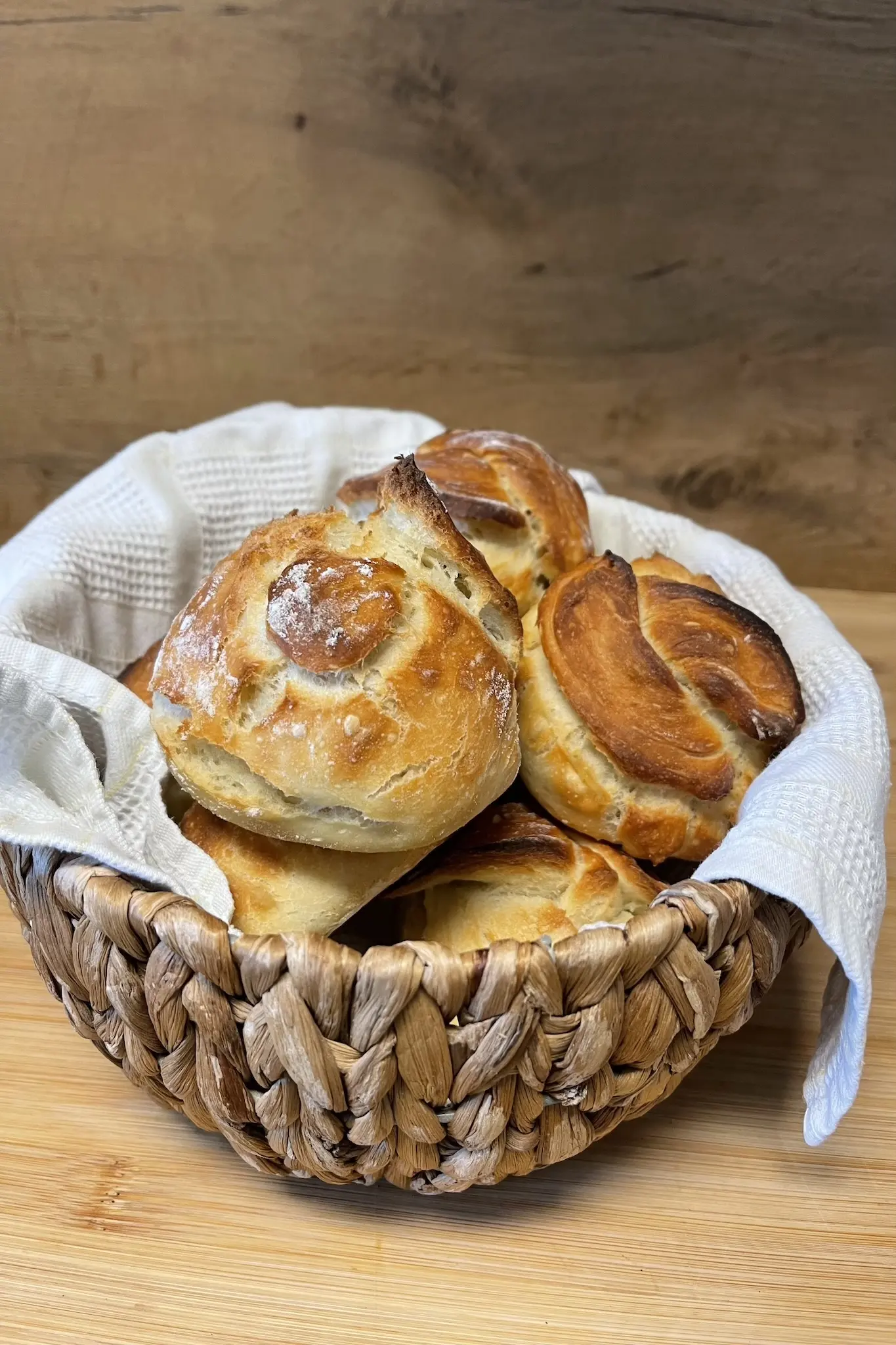 Frisch gebackene vegane Brötchen in einem Korb